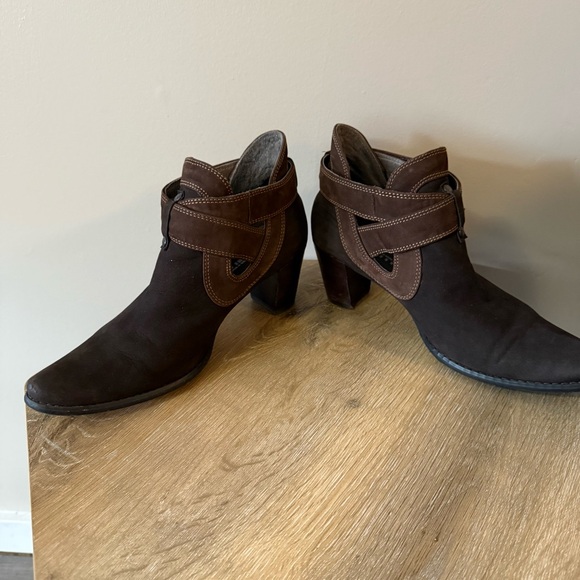 FUGITIVE Brown Suede Leather Boots Booties Heeled Heels - Picture 7 of 13